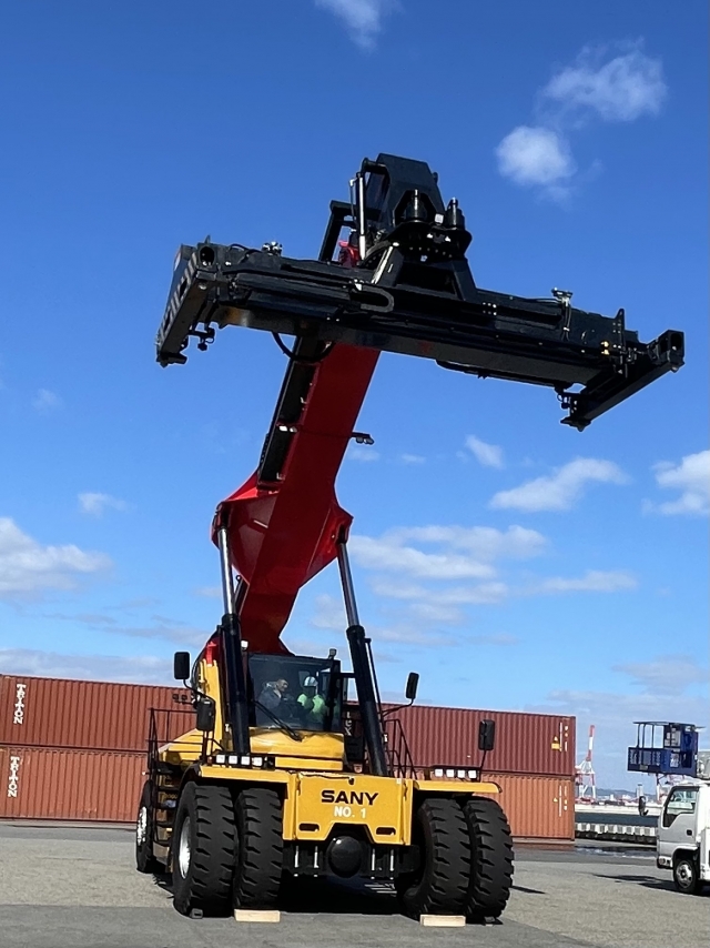 リーチスタッカー